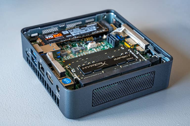Intel NUC8i3BEK