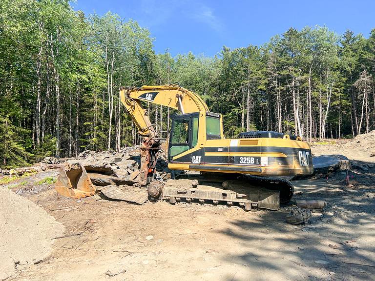 CAT 325B Broken Track